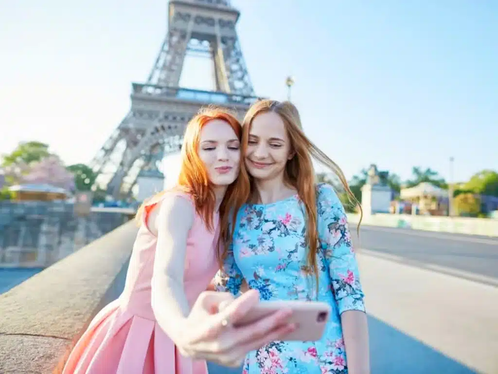 eiffel tower paris girls selfie
