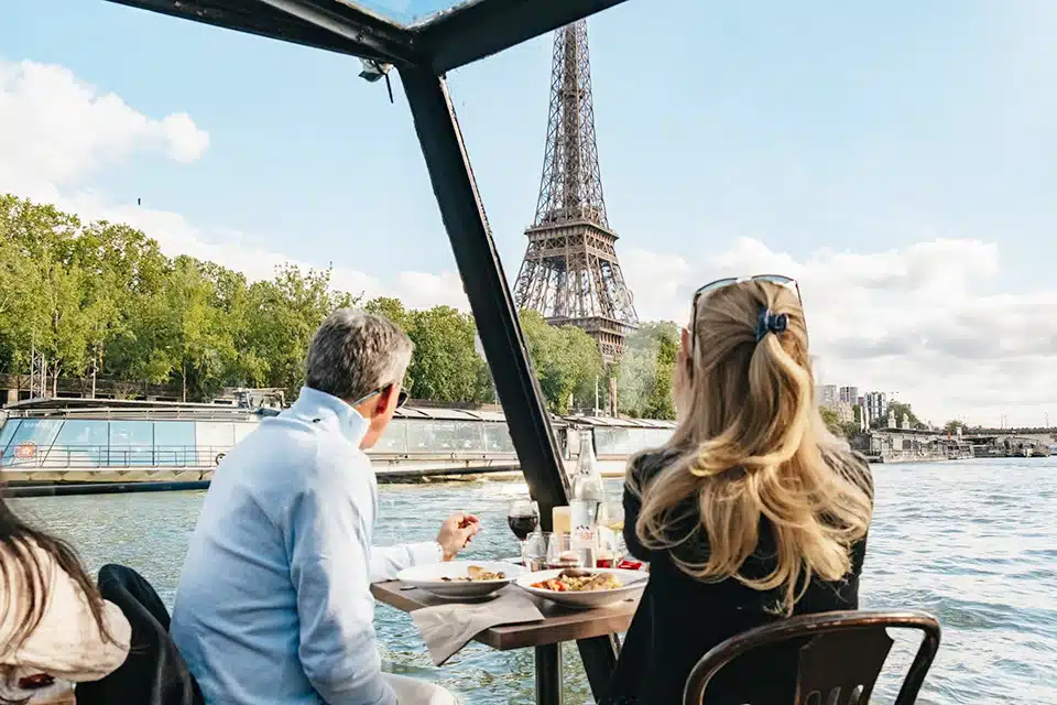 seine river dinner cruise ship eiffel tower Paris