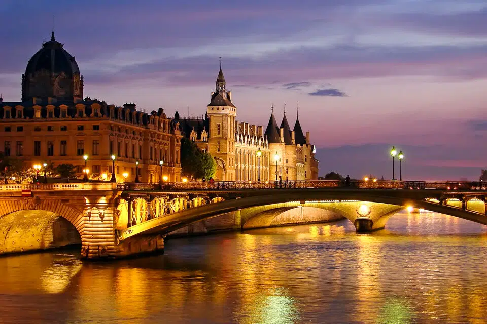 dinner cruise paris seine river