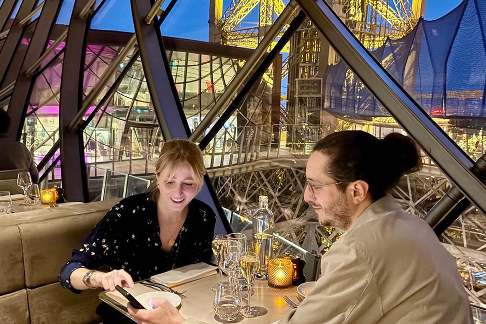 Айфеловата кула Париж Франция Ресторант Madame Brasserie Вечеря