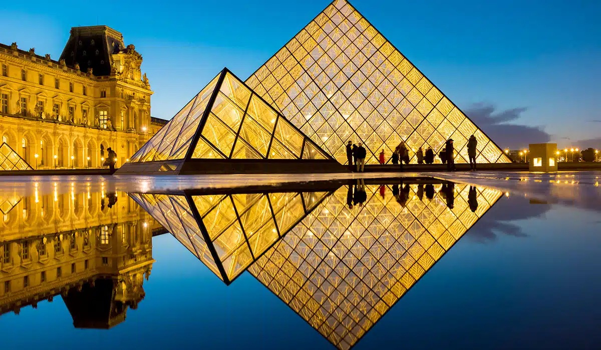 paris louvre museum pyramid entrance